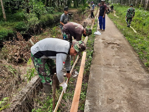 Pemasangan Papan Mal Tetap Berlanjut di Lokasi TMMD Ke-111 Kodim 1207/Pontianak