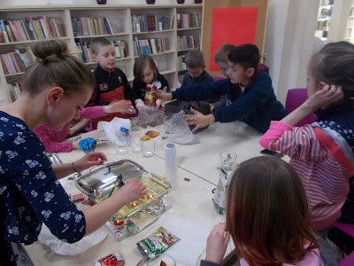 Dzieci w bibliotece w Bydgoszczy robią świeczki, Anna Wilczyńska-Kubiak