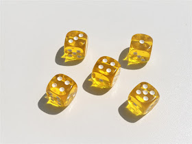 żółte kostki do gry użyte do gry matematycznej dla dzieci
