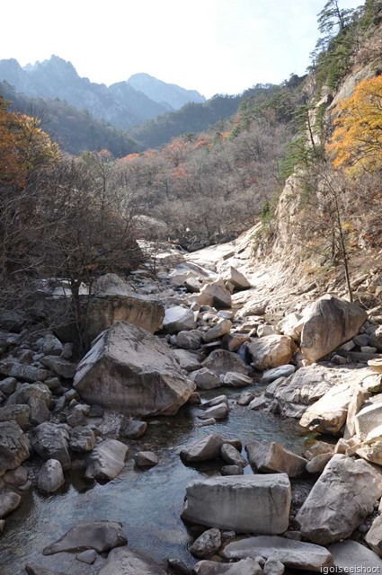  Along the Biseondae trail in Seoraksan National Park