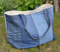 http://unehoussepourmapomme.blogspot.fr/2016/05/sac-en-jeans-et-liberty-xxl.html