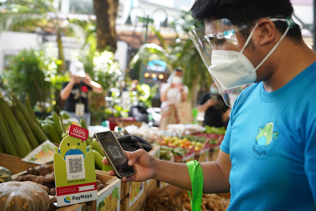 Customers shopping experience via PayMaya QR at Eastwood City’s Harvest to Goodness