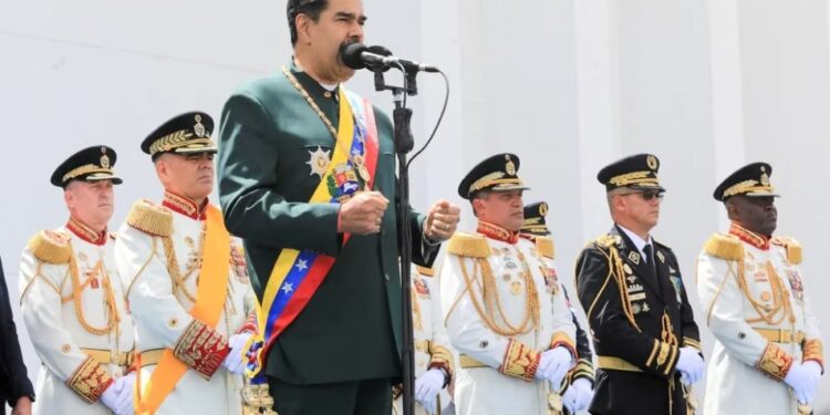 Nicolás Maduro pasa a retiro a casi todo el alto mando militar