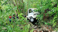 Mobil Bak Terbuka di Rembang Terjun Ke Jurang