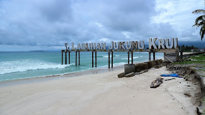 Pantai Krui Nan Eksotis dan Menantang Peselancar