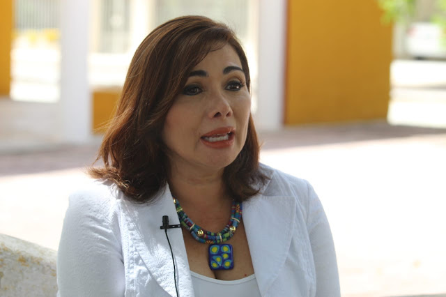 doctora Abril Mayanín Vázquez Buenfil, directora de la Secundaria General "Roosevelt Ercé Barrón Pech". Antonio Sánchez González