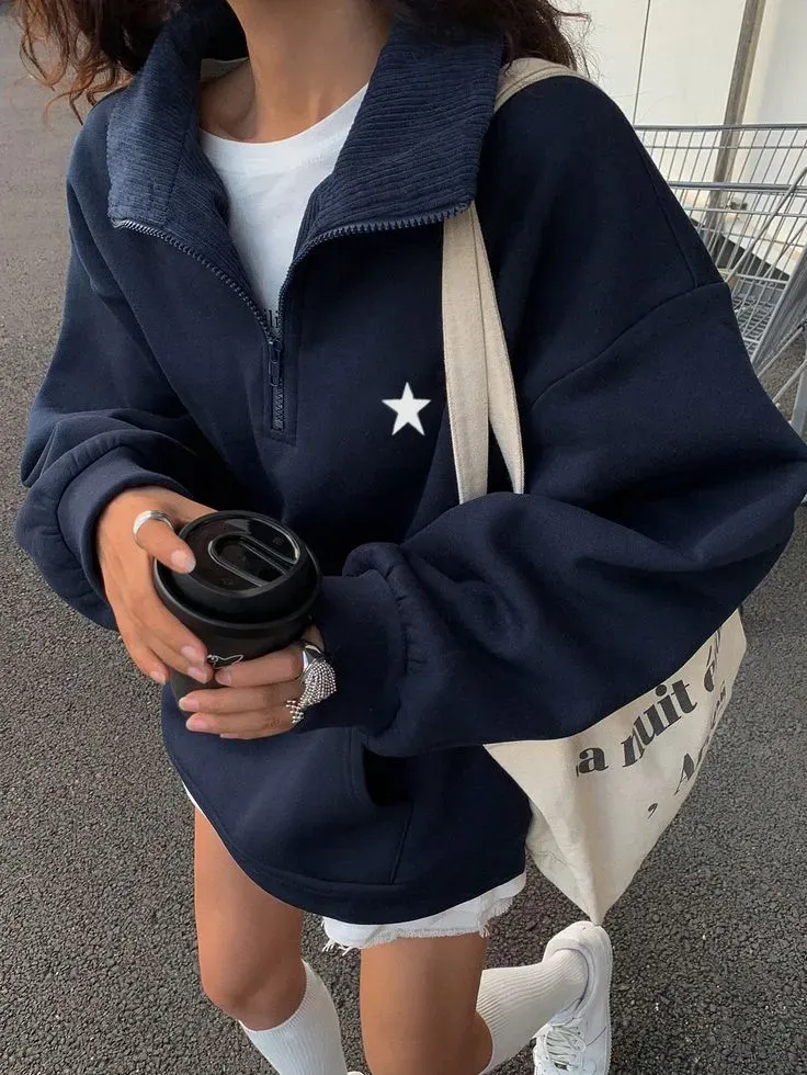 Outfit con sudadera holgada