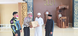 Bentuk Kepedulian, Kasat Lantas Polres Tator Sumbang Al-Quran Ibnu Tafsir ke Masjid Raya Makale