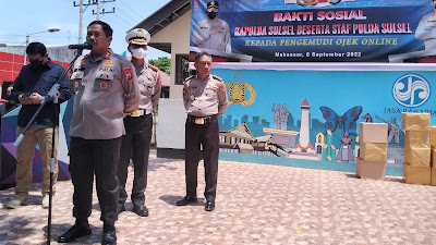 Kapolda Sulsel dan Staf Serahkan Bansos untuk Komunitas Pengemudi Ojol di Makassar 