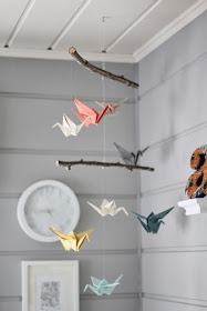 Suspension branche de bois brut et origami oiseaux