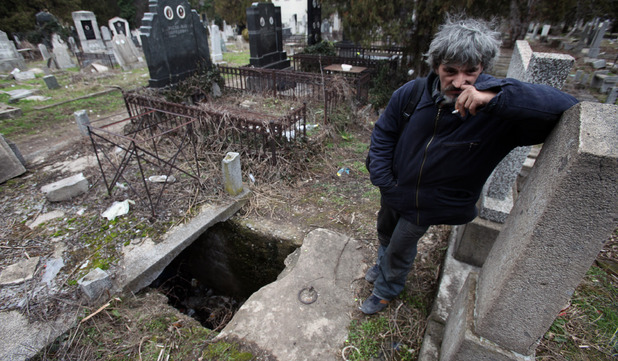hombre vive 15 años viviendo en una tumba Bratislav Stojanovic vagabundo