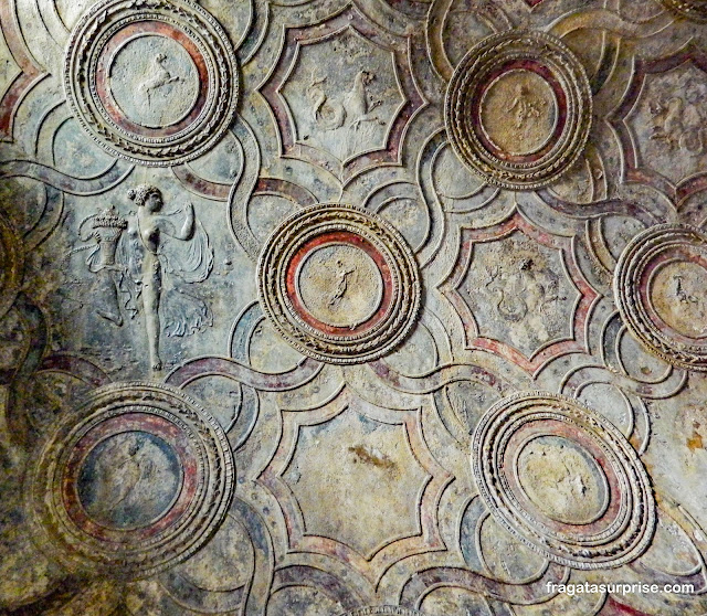 Decoração do teto de uma das salas das Termas de Estábia em Pompeia