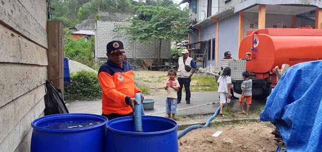 Demmy Paays Ungkap Gugus Tugas COVID-19 Bantu Distribusi Air Bersih Bagi Masyarakat Ambon