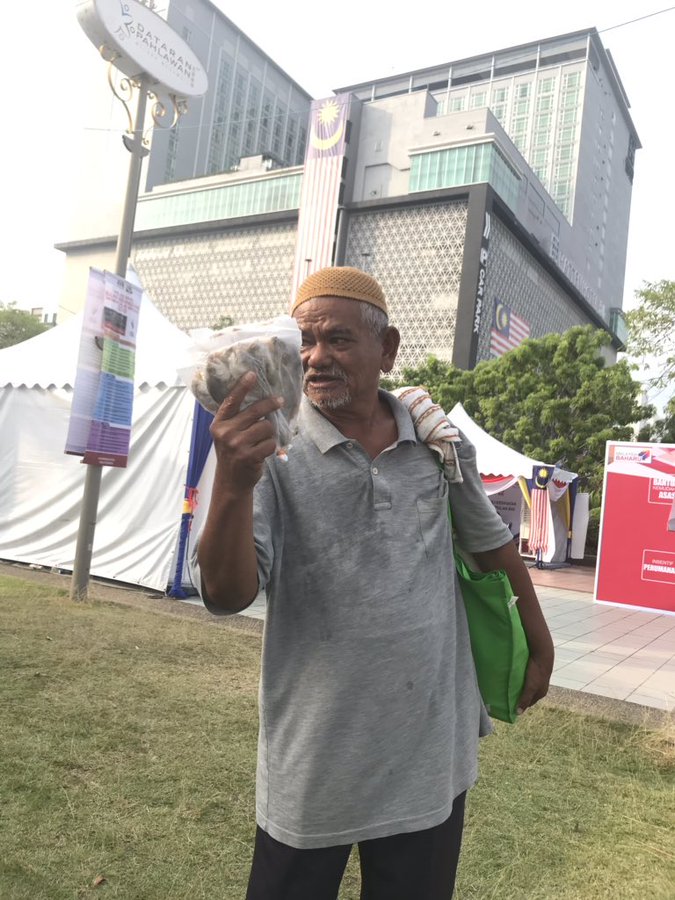 Devoted 64-Year-Old Husband Travels Over 100km Daily To Sell Salted Fish To Help His Sick Wife