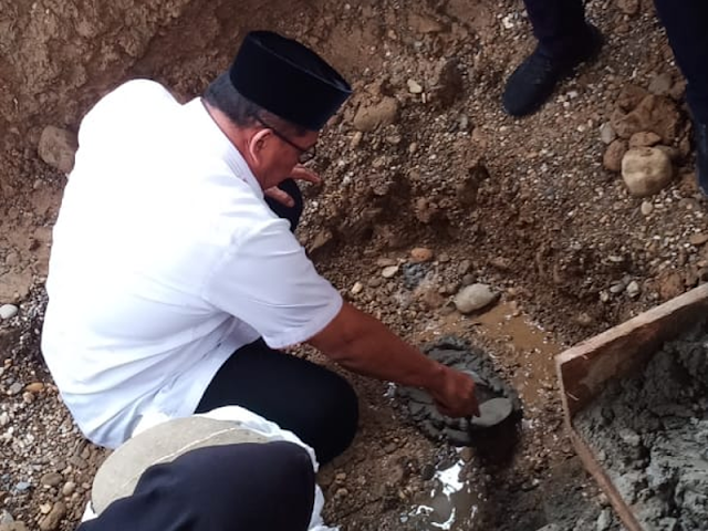Murad Ismail Letakan Batu Pertama Pembangunan Masjid Agung Namrole 