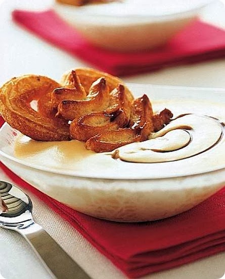 Crema al caramello con ventaglietti di sfoglia
