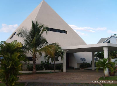 Casa moderna forma de pirámide