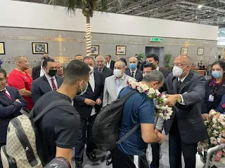 وزيرا الرياضة والطيران يستقبلان بعثة النادي الأهلي بمطار القاهرة