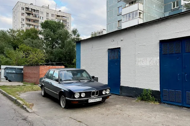улица Яблочкова, дворы, BMW