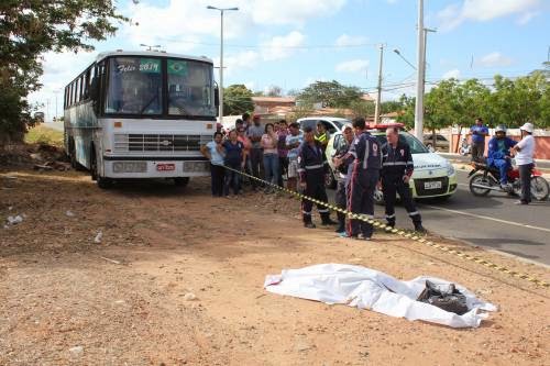 Apodiense morre ao ser atropelada por ônibus em frente a UERN em Mossoró