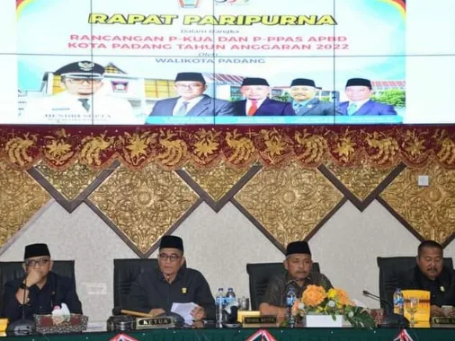 DPRD Kota Padang Gelar Rapat Paripurna Penyampaian KUPA dan PPAS TA 2022 Oleh Wali Kota Padang