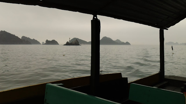 dans la baie d'Halong, au Vietnam