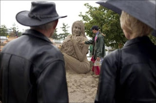 Incrível escultura na areia