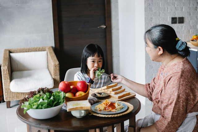 niña comiendo verduras