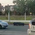 (video) UN MUERTO SIN ATAÚD SE CAYÓ DEL COCHE FÚNEBRE EN PLENA AVENIDA