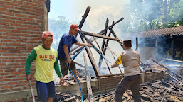 Reaksi Cepat Polisi Ngawi Padamkan Kebakaran Rumah di Kasreman