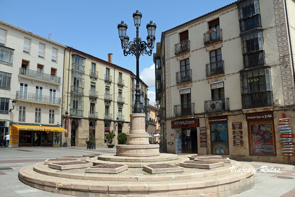 Plaza escudo de los 12 linajes, calle Collado Soria