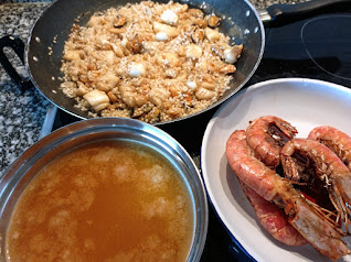 Fumet , arroz rehogado con la sepia, gambas a la plancha