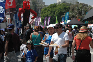 Tres días de celebración masiva de los salvadoreños en el Mac Arthur Park, Los Angeles California