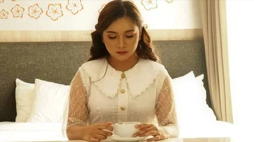 Adiba Cahya Angkat Konsep Minimalis Elegan di Videoklip Lagu 'Kesan di Matamu' Karya Chossypratama