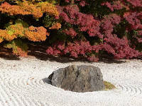 石と白砂と紅葉