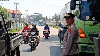 Lancarkan Arus Lalin di Depan SPBU Cikuasa Bawah Oleh Panit Binmas Polsek Pulomerak