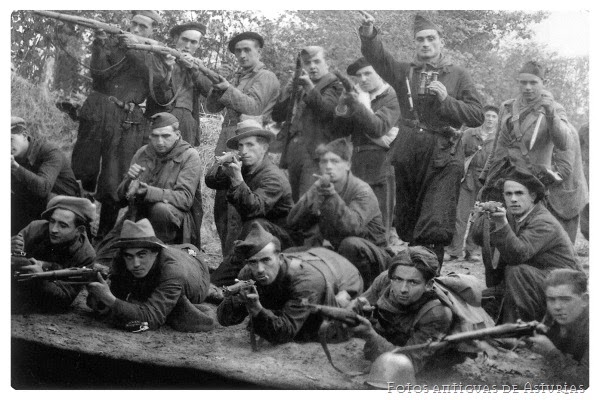 Soldados republicanos, de La Hueria en su mayoría, en el frente en Asturias. Año 1936-37.