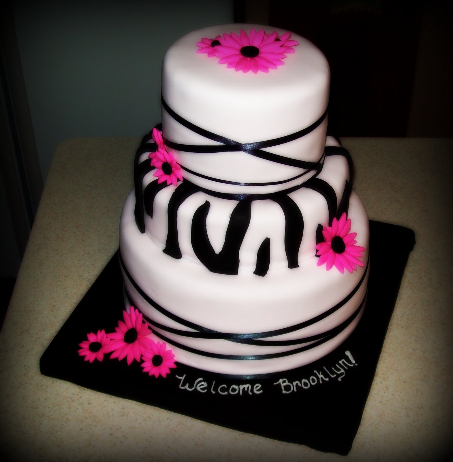 baby shower cake pops images What is more girlie than pink & black? Add some hot pink Gerber 