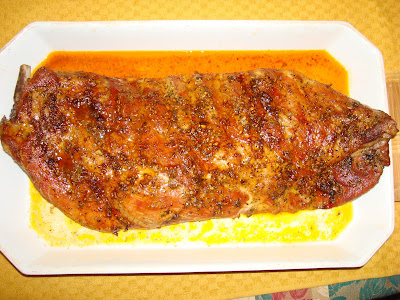 PORCIONES: 4 INGREDIENTES 2 kg de costillar de cerdo 1 cucharada de sal gruesa o al gusto. (Sal de mar) 1 cucharadita de pimienta negra triturada 1 cucharadita de comino 1 cucharadita de ají de color 2 cucharaditas de orégano 4 dientes de ajo picados finamente 1 cucharada de perejil 2 cucharadas de aceite de vegetal 1 taza de agua PREPARACIÓN Con un cuchillo sacar la telita dura que tiene las costillas detrás de los huesos del costillar. Poner el costillar en una bandeja de hornear. Mezclar la sal con la pimienta negra, comino, ají de color y orégano. Sazonar con ello ambos lados del costillar. Mezclar el ajo con el perejil, aceite y con una brochita poner el aliño en ambos lados del costillar. Poner en la bandeja 1 taza de agua. Precalentar el horno a 325° F - 162° C  y cocinar el costillar por 1 hora. Ajustar el termostato a 350° F - 176° C y cocinar por 45 minutos más. A este punto debería de estar un lindo dorado y jugoso. No debe quedar seco por ningún motivo. Durante el horneado poner un poquito más de agua si es que es necesario. Si desea en vez de agua puede usar vino blanco o ambos. No deje que la bandeja se seque porque lo demás se quemará sus jugos. Servir el costillar con sus jugos. El costillar quedará blando por su horneado a fuego lento. Para cortar el costillar es mejor hacerlo por la parte de atrás o sea por la parte que se ven los huesos, será más fácil para cortar. COSTILLAR CON TOSTONES Y SALSA DE MOJITO PORCIONES: 3 INGREDIENTES PARA SALSA MOJITO 1 taza de aceite de vegetal ¼ taza de ajos pelados y picados 1 cebolla pequeña cortada en trozos 3 ½ cucharadas de cilantro lavado y picado 1 limón grande exprimir el jugo 1 lima jugo exprimido. Es parecido al limón, es verde pero sabor un poquito diferente. 2 cucharaditas de sal o a su gusto PREPARACIÓN Poner todos los ingredientes en la licuadora. Licuar hasta que quede una crema suave. TOSTONES 3 plátanos verdes. Aceite para freír PREPARACIÓN Con un cuchillo pequeño cortar la cáscara del plátano a lo largo, lo suficiente profundo para atravesarla. Hacer los cortes en las mismas líneas naturales que tiene. Pelarlos. Cortarlos en diagonal 1 ½ cm de grosor. Calentar el aceite en una sartén profunda y freír por unos 2 minutos. Ponerlos en un plato con papel toalla para que absorba el aceite. Con una tortillera Mejicana o la parte lisa de un pequeño machete de cocina aplastarlos un poco hasta que tengan ½ cm de espesor. Volver a freírlos hasta que doren y estén crocante. Servir en un plato con un pocillo de la salsa de Mojito para untar los tostones.