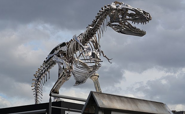 Динозавр на берегу Сены в Париже. Филиппе Паскуа (Philippe Pasqua)