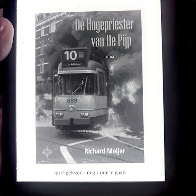 E-reader met het boek 'De hogepriester van de Pijp' van Richard Meijer