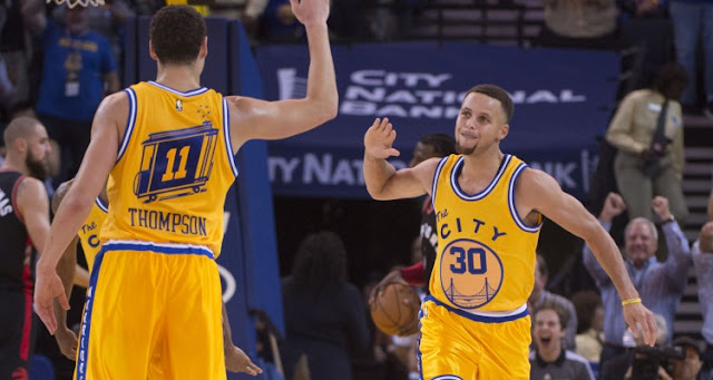 Stephen Curry (30) et Klay Thompson (11)