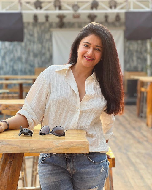 Poonam Bajwa captivates in her latest amazing pics, showcasing her vibrant expressions and timeless beauty in every frame.