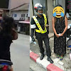 Tunggu Lampu Merah, Tingkah Wanita Naik Motor Ini Gak Karuan, Dia Dapatkan Karma