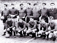 📸REAL VALLADOLID DEPORTIVO 📆27 marzo 1960 ⬆️Juanjo García, Estrems, Benítez, Solé, Ramírez, Matito y Cantero (portero suplente). ⬇️Aramendi, Morollón, Joselín, Mirlo y Beke. REAL MADRID C. F. 1 🆚 REAL VALLADOLID DEPORTIVO 0 Domingo 27/03/1960, 16:30 horas. Campeonato de Liga de 1ª División, jornada 27. Madrid, estadio Santiago Bernabéu. GOLES: ⚽1-0: 12’, Puskas.