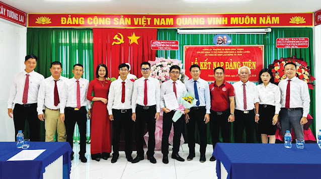 Lãnh đạo Phường 26 và đảng viên Chi bộ Công ty cổ phần  Kiểm định và Huấn luyện An toàn vệ sinh lao động TPHCM  tặng hoa chúc mừng đồng chí Nguyễn Văn Hải. (Ảnh: TV)