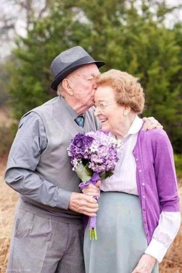 20 Adorable Pictures Of Elderly Couple Prove That True Love Never Ends