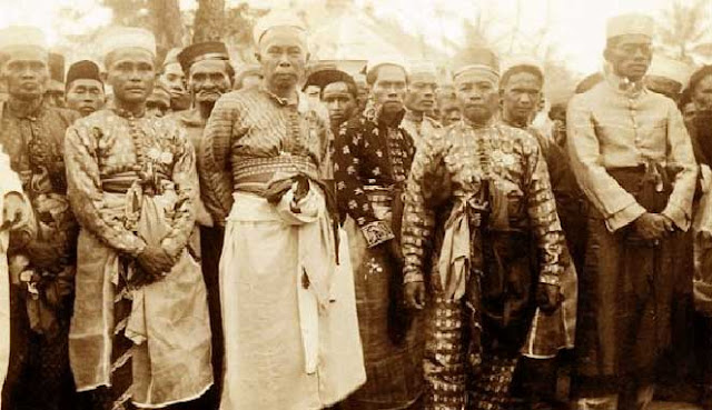 Indonesia yakni negara kepulauan yang tersebar dari kota Sabang di Provinsi Aceh sampai k 10 SUKU TERBESAR DI INDONESIA