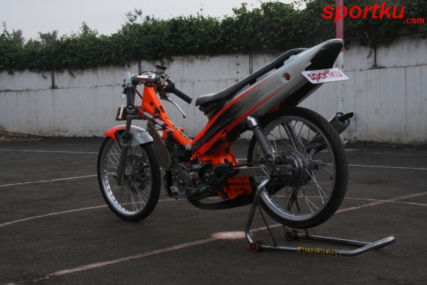 Yamaha F1ZR 2004 Tak Tertandingi di Kelas Drag Bike title=