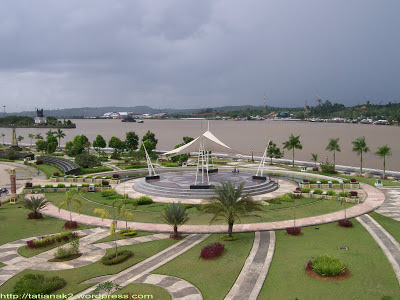 TAMAN SEKITAR JEMBATAN MAHAKAM